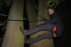Aiko nach dem aufhängen einer Kamerafalle in einem Baum